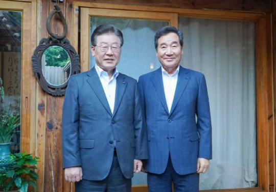 이재명 더불어민주당 대표와 이낙연 전 국무총리가 지난 28일 서울 모처에서 만찬 회동을 하기 전 포즈를 취하고 있다. <민주당 제공>